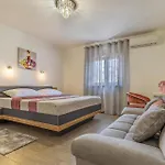 Pet Friendly In Skatari 펜션 풀라