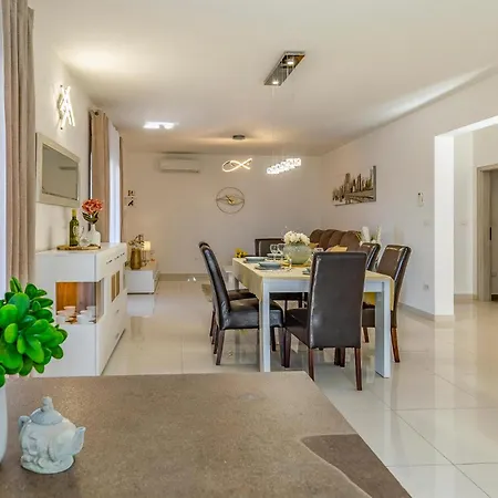 Pet Friendly In Skatari Pula
