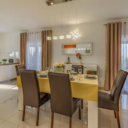 Pet Friendly In Skatari * Pula