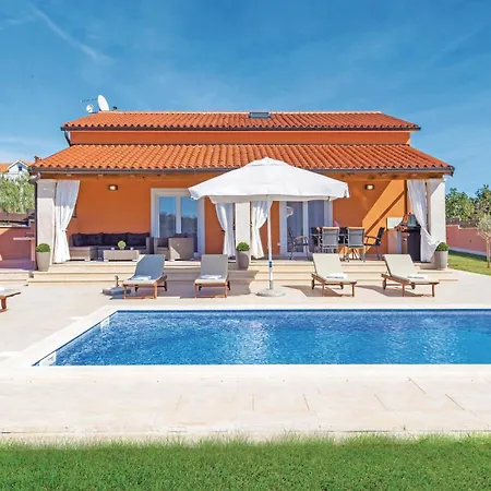 Cozy Home In Skatari With Outdoor Swimming Pool Pula