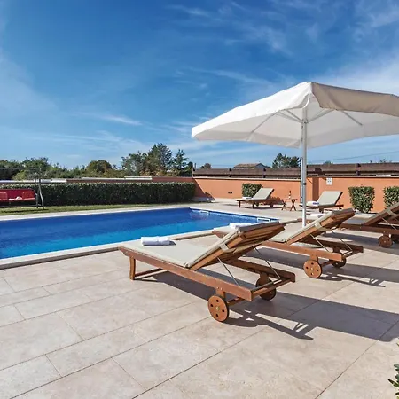 Cozy Home In Skatari With Outdoor Swimming Pool *