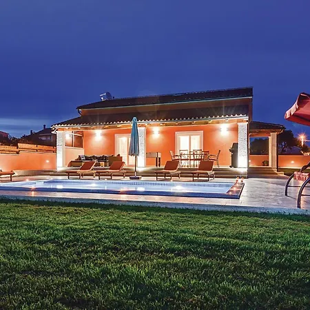 Cozy Home In Skatari With Outdoor Swimming Pool Pula