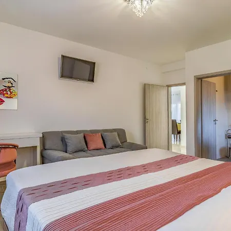 2 Bedroom Stunning Home In Skatari Pula