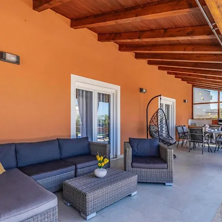 2 Bedroom Stunning Home In Skatari * Pula