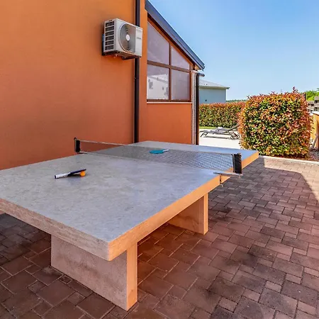 2 Bedroom Stunning Home In Skatari Pula