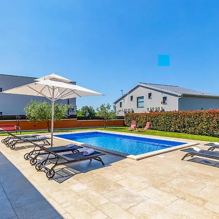 2 Bedroom Stunning Home In Skatari Ferienhaus Pula