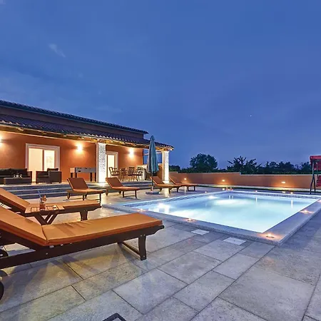 2 Bedroom Stunning Home In Skatari Pula