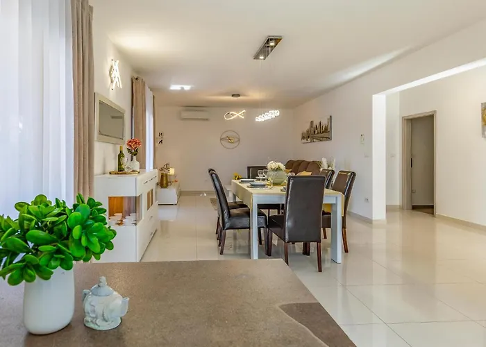 2 Bedroom Stunning In Skatari 풀라