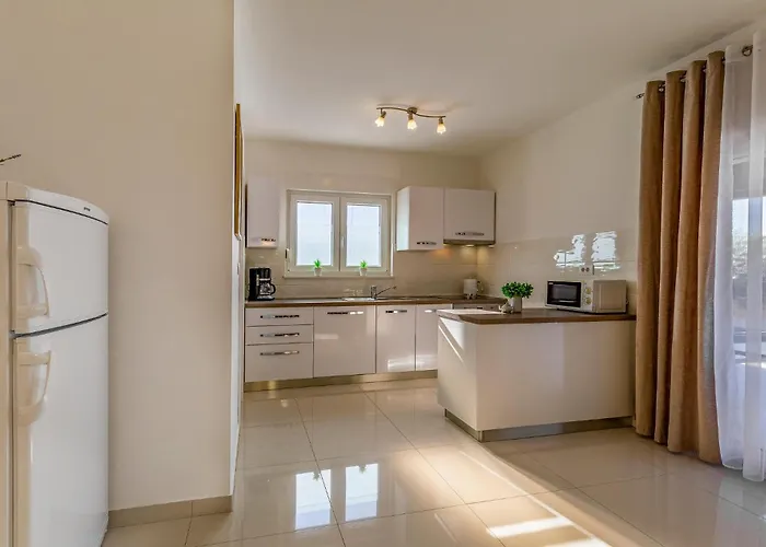 2 Bedroom Stunning In Skatari * 풀라