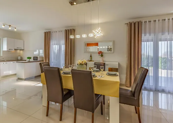 2 Bedroom Stunning In Skatari * بولا